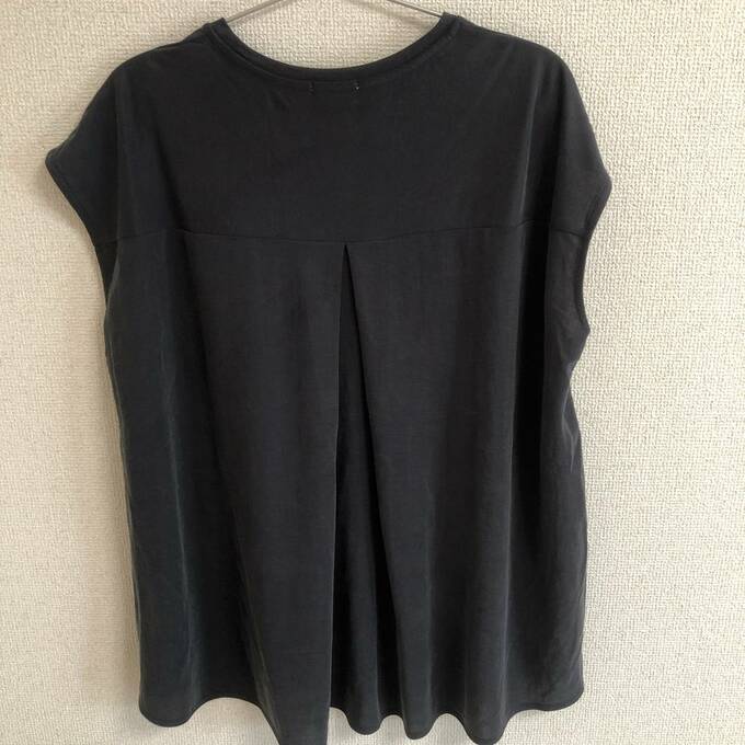 後ろにタックが入っていてふんわりとするようにつくられている様子