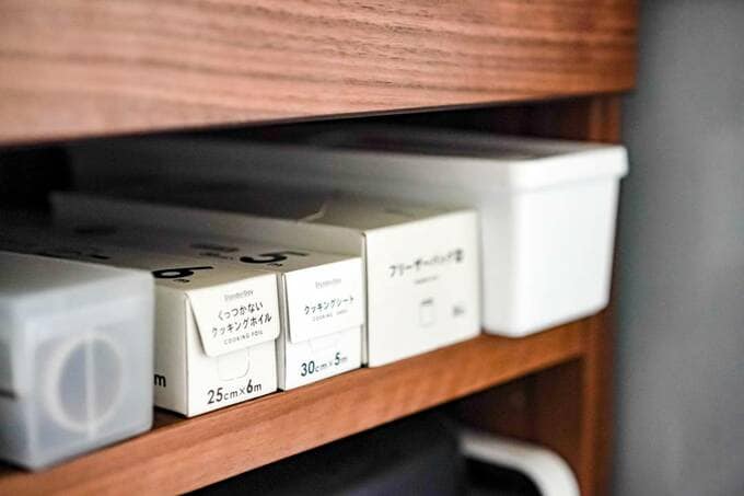 棚にフリーザーバッグなど