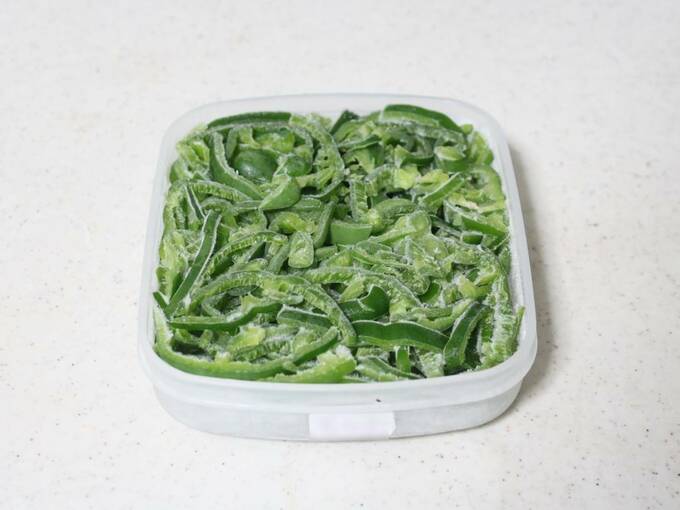 保存容器にピーマン