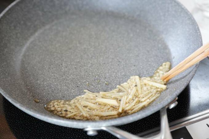 フライパンにニンニクとショウガ