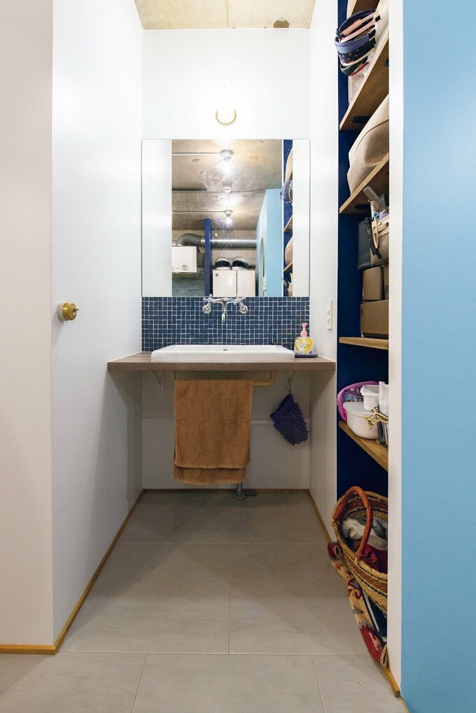 玄関横に造作した洗面所