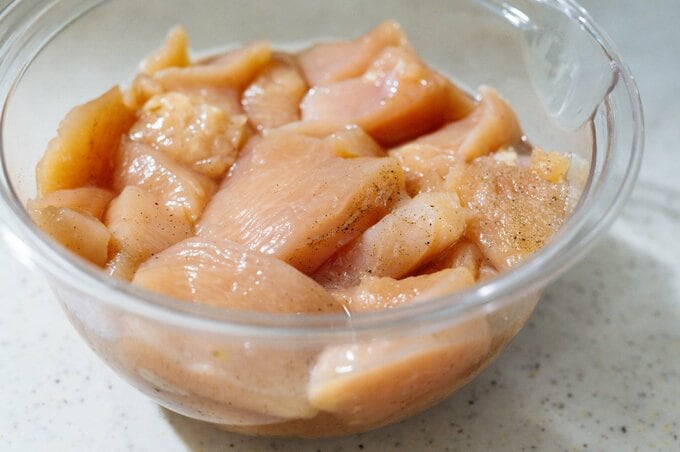 肉に下味をつける