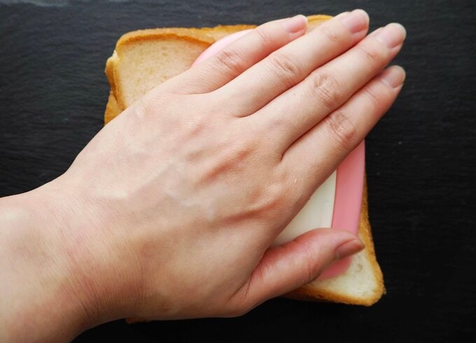 手で押しつける