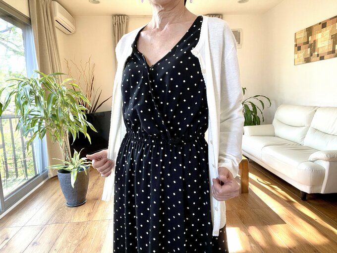 ベージュのカーディガンと黒いドットのワンピース