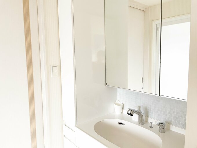 洗面所の棚に鏡を置く