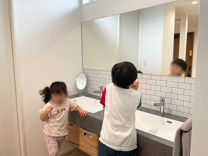 洗面台で並んで歯みがきをする子どもたち
