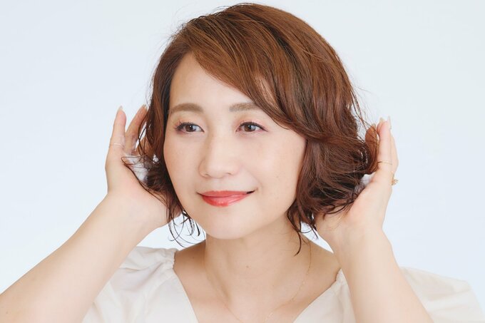 ムースをつける女性