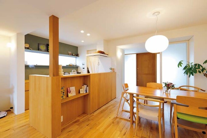 手持ちの家具のトーンに合わせた造作家具のようなキッチン