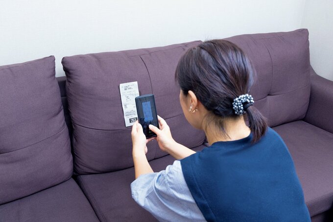 懸賞応募の整理をするさとがわさん