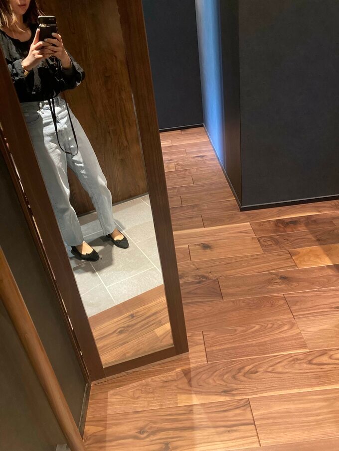 扉をあけると鏡に玄関土間が写る