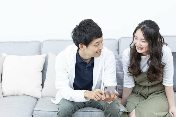 ソファに座る男性と女性
