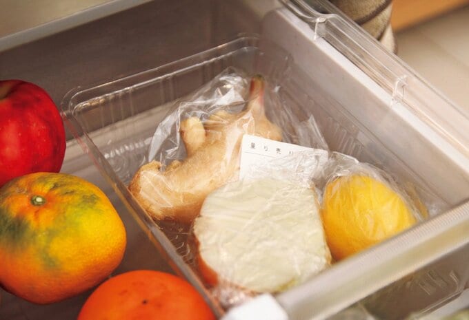 透明のトレーに入った使いかけの野菜