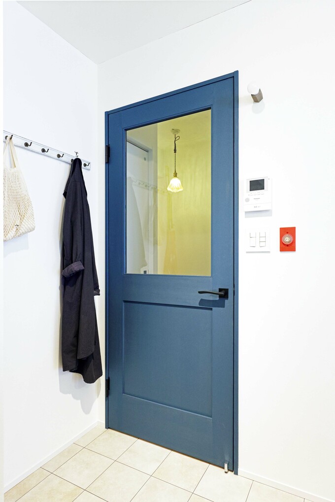 寝室のガラス扉と色味や質感を合わせたリビングのドア