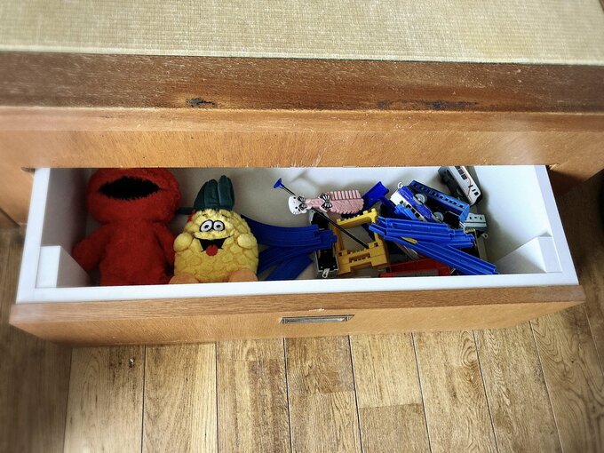 小上がり下の引き出しにオモチャを収納