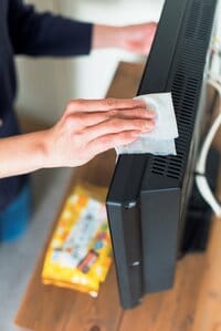 テレビ台の中に掃除シートを置き