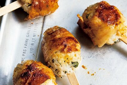 豚バラ薄切り肉の「肉巻きおにぎり」。ひと口サイズで食べやすい