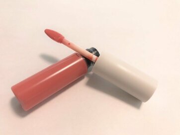 無印良品の780円リップグロス。薄化粧の顔になじんで明るく