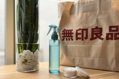 50代、もう手放せない「無印良品」の夏グッズ3つ。ひんやりスプレーやダニとりシートで蒸し暑くても快適