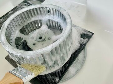 「大掃除しない派」が10月にすること。キッチンの油汚れは今やるとラクに落とせる