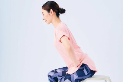 《脱・洋ナシ尻》座ったままできる「1分美尻ストレッチ」。片脚を伸ばして骨盤の位置を直す