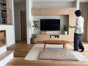 家がキレイな人の、初夏を快適に過ごす「リビングの工夫」3つ。クッションを減らし、掃除もしやすく