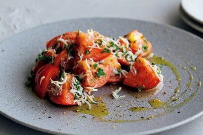女性の不調を整える！ワタナベマキさんの「トマトとしらすの薬膳サラダ」レシピ。レモンが香り豊か