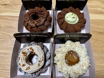 全部で1415kcal！ミスド新作「ヨロイヅカ」コラボ4種類。ドーナツというよりケーキでした