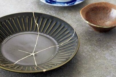 割れたお皿が華やかによみがえる。おうちでできる「金継ぎ」