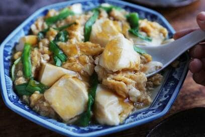 寒い日にとろ～りニラ玉豆腐。油不使用、ヘルシーなのに満足！