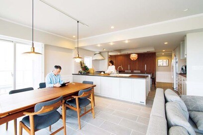 【マンションリノベ事例】料理も仕事も快適にできる！ワークスペースつきの大型キッチンがある家