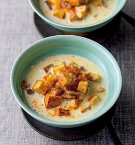 100円節約レシピ「豚こまと厚揚げの豆乳スープ」。カリカリの豚こまでリッチな味わい