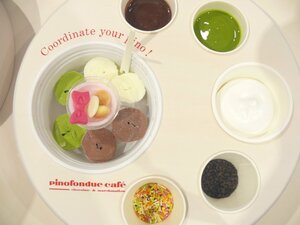 ピノアイスとトッピングがセットに