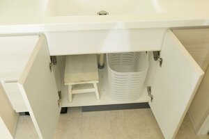 踏み台や洗濯カゴもつくりつけの棚に収納