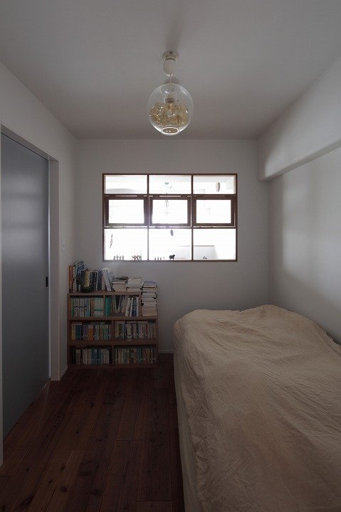 室内窓のある寝室