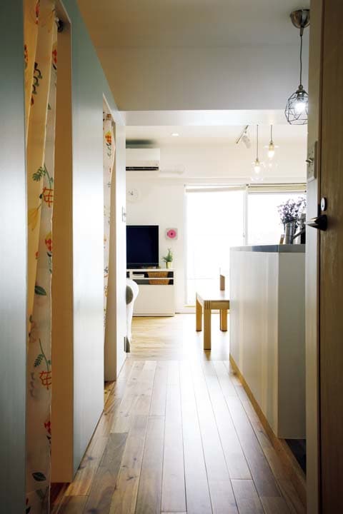 通路から見たLDK