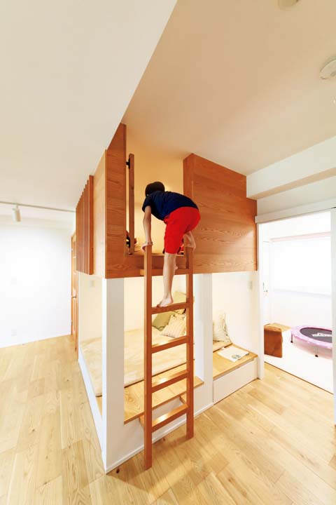 ロフトに上がる子ども