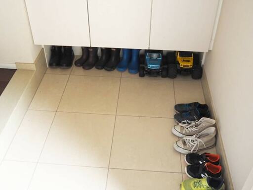 靴が下駄箱に入りきらず玄関に出しっぱなし