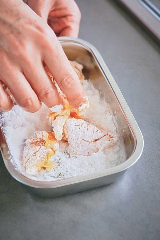 鶏肉に片栗粉をまぶす様子