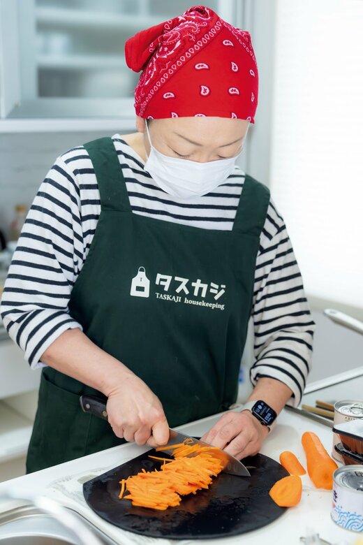 にんじんを切るハウスキーパー