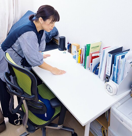 掃除するさとがわさん
