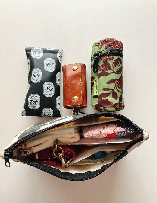 写真：バッグの中身とバッグインバッグ