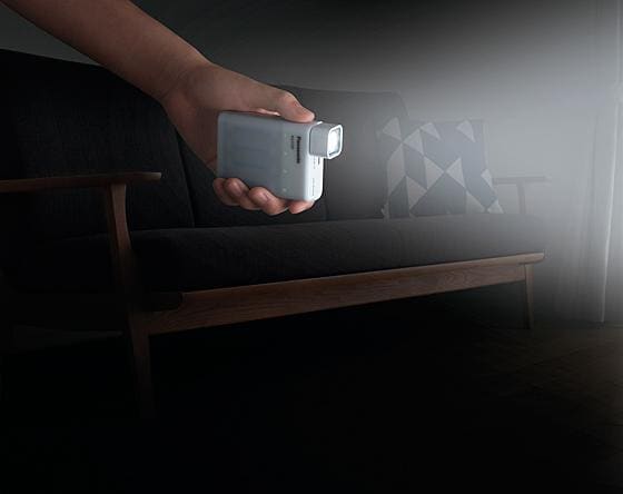 LEDライトを持つ様子