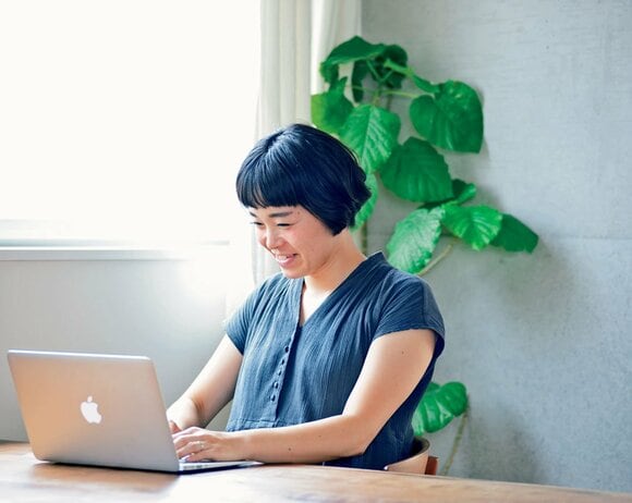 女性パソコンいじる
