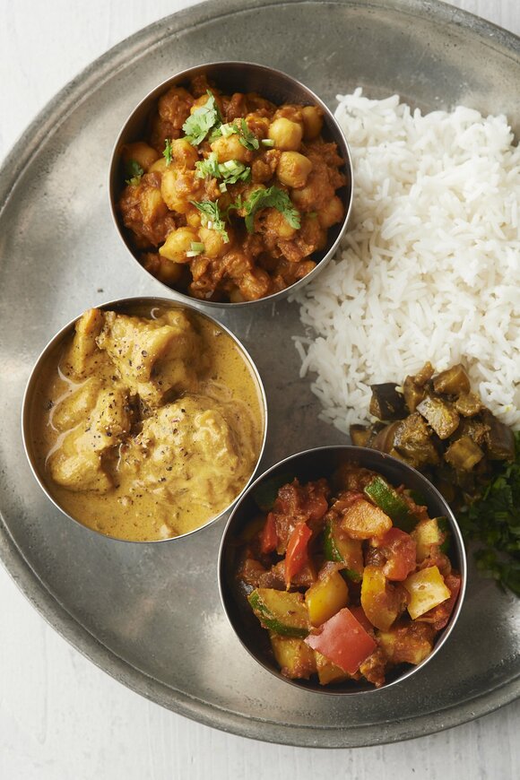 お皿にライスとカレー3つ