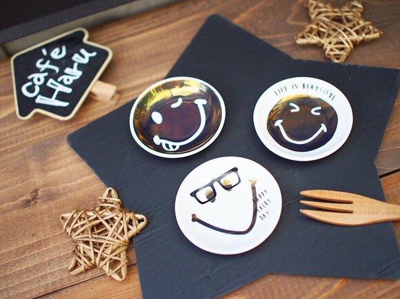 モノトーン×ゴールドで登場!