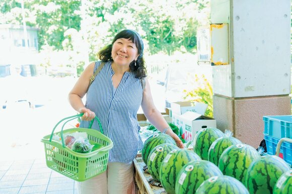枝元さんスイカさわる