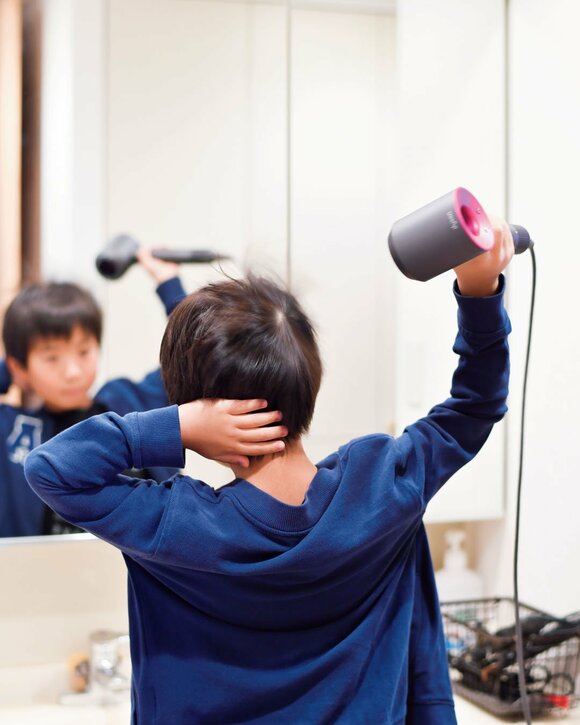 ドライヤーをかける男の子