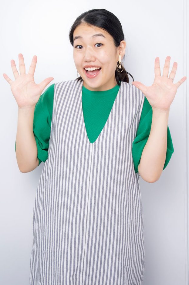 グリーンシャツ女性