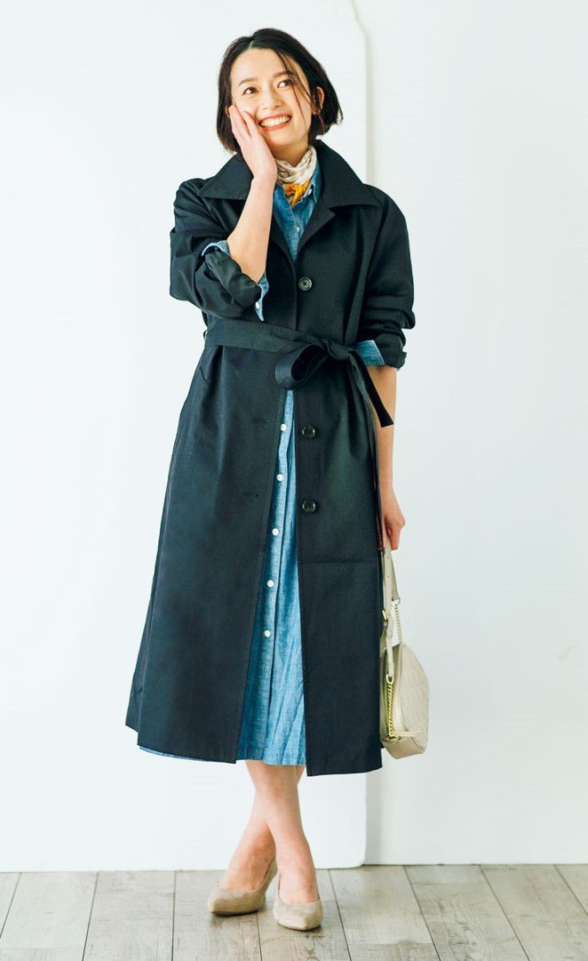 立っている女性