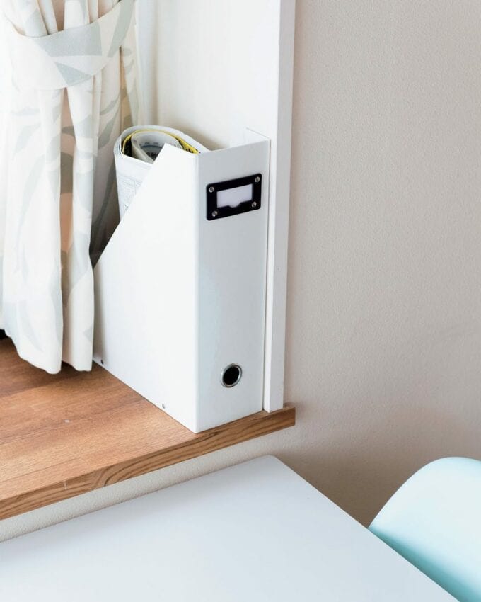 新聞はしまい込まず出窓のファイルボックスへ